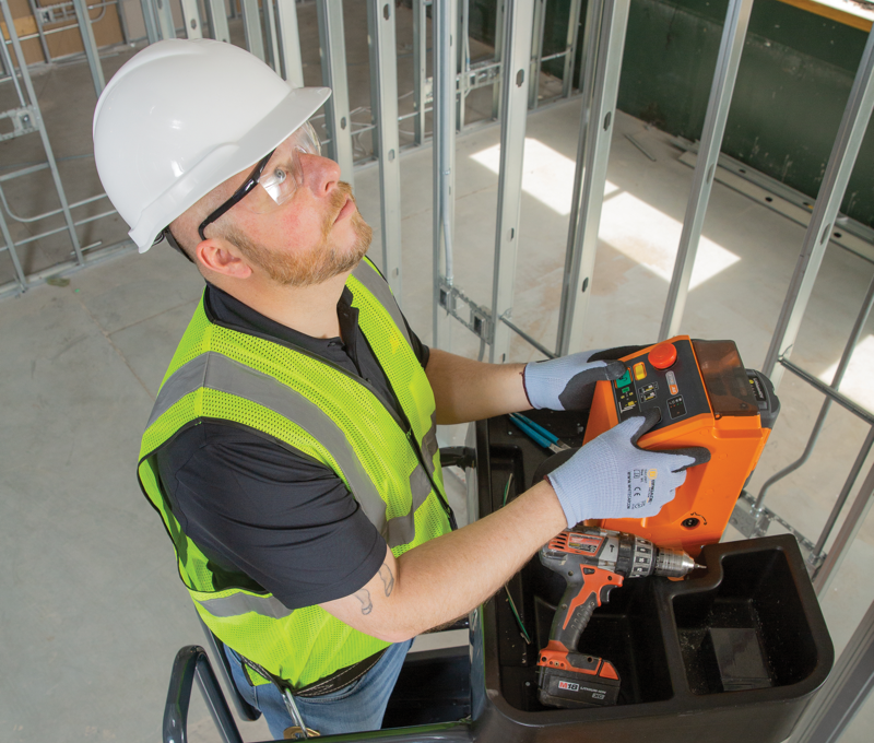 Powered lifting and tool tray on JLG® LiftPod