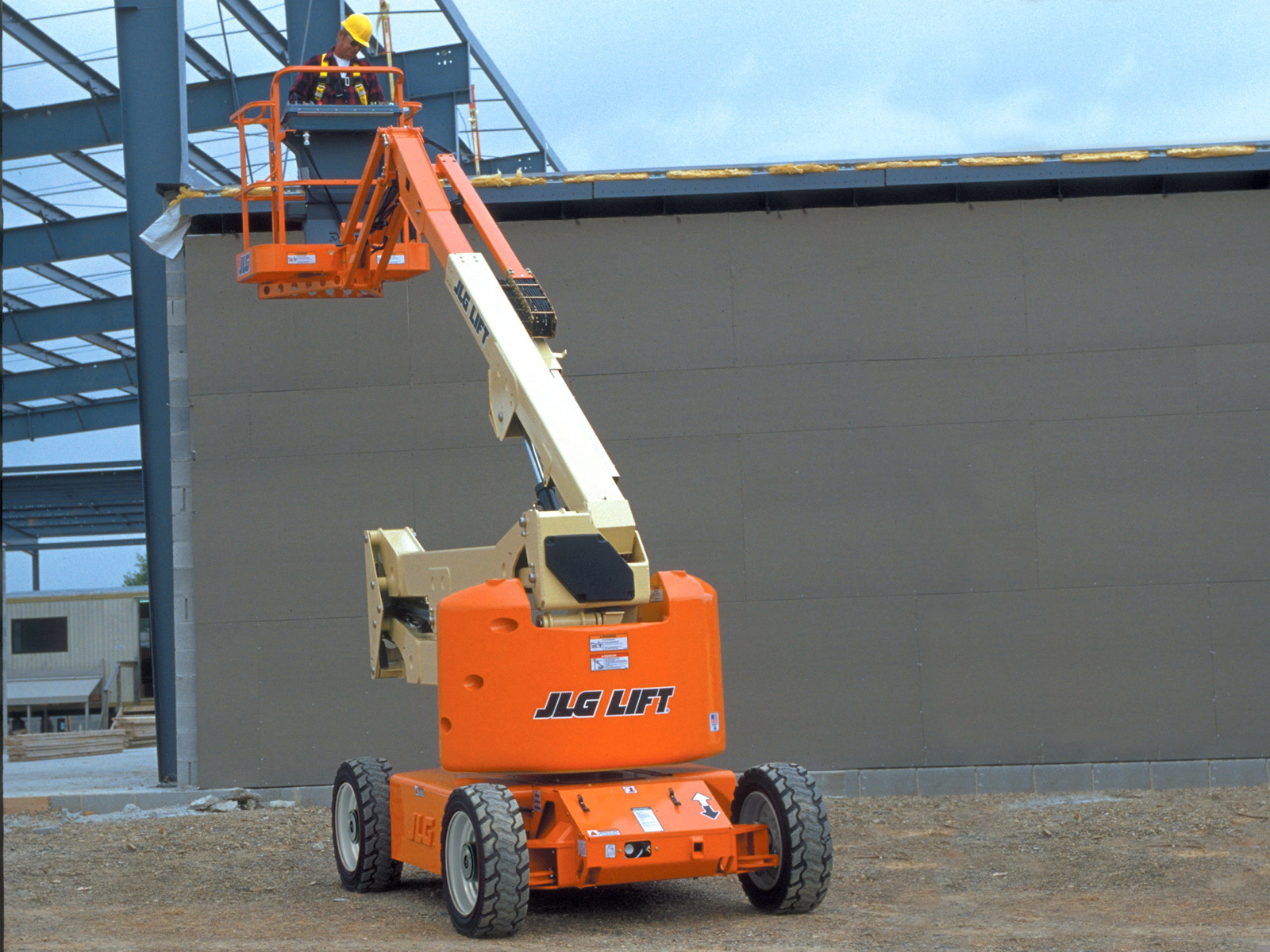 JLG E450AJ  Articulated boom lift wheeled - TrucksNL