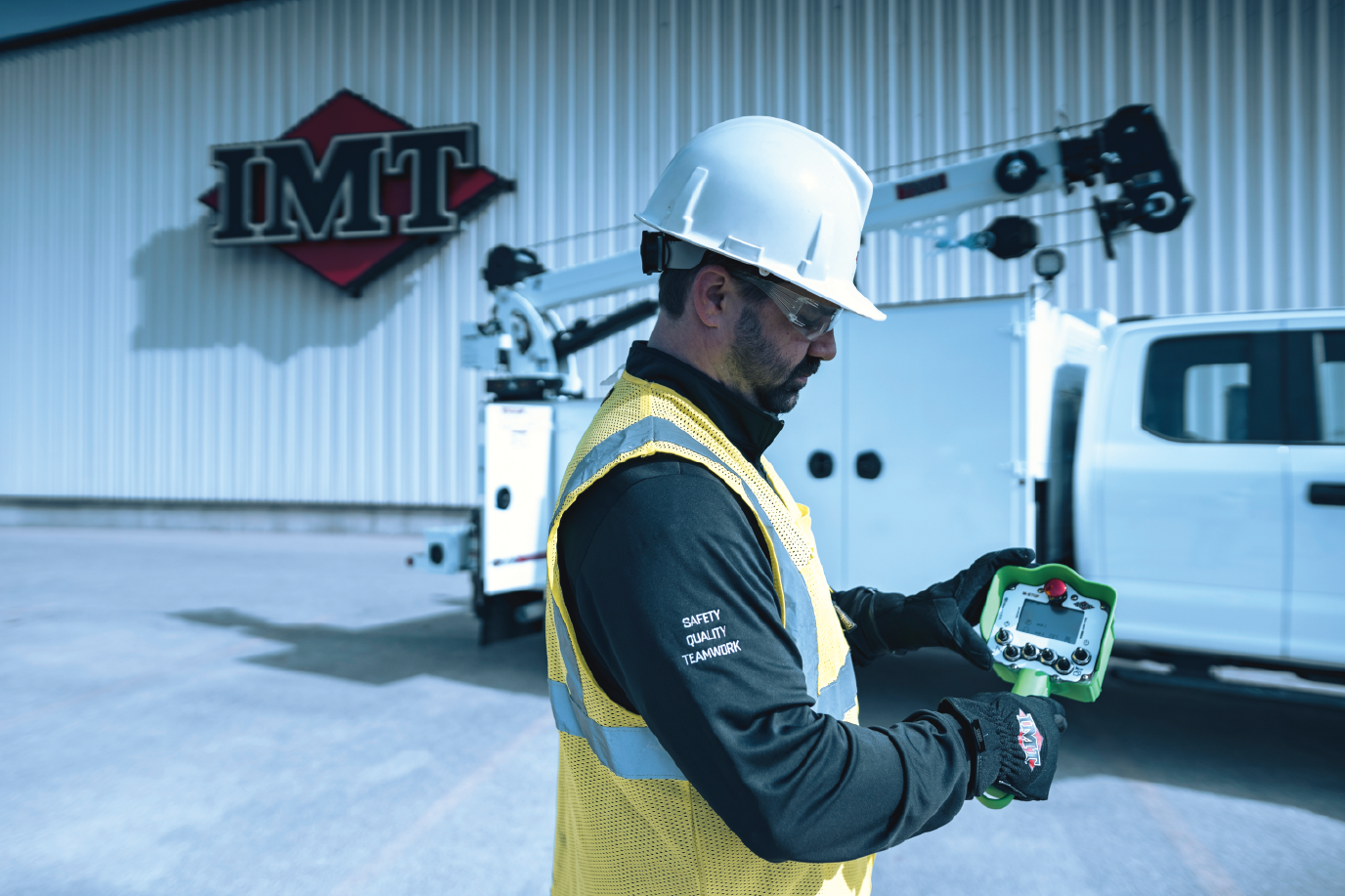 IMT Displays battery powered hydraulic telescopic crane, CMD.CTRL™ System 